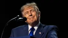 美国总统唐纳德·特朗普在德州举行的共和党期中选举全国代表大会首日发表演说。