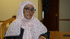 መርየም ኣሕመድ ስዒድ ብስምዒት ተዋሒጣ ኣብ መመገቢ መኣዳ ኮፍ ኢላ።