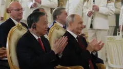 Ông Tô Lâm và ông Putin tại lễ trao giải Hòa bình Quốc tế Lev N. Tolstoy hôm 9/9