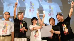 李卓人(左二)、邹幸彤(中)、何俊仁(右二)为香港支联会末代领导层。